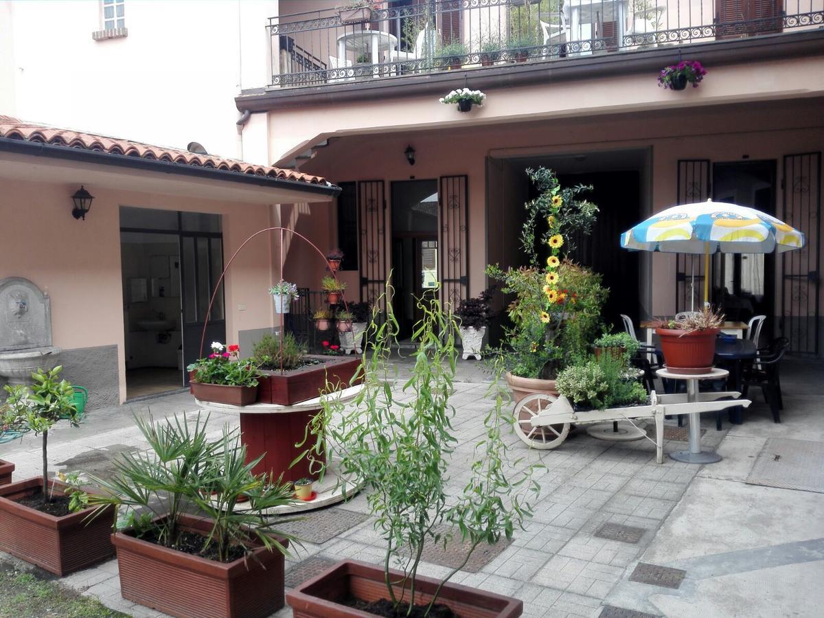 La Corte Del Poeta Hotel Buscate Exterior photo